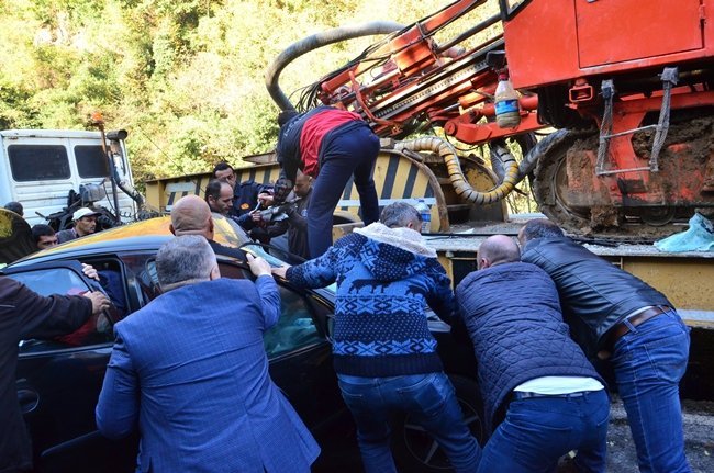 ZONGULDAK’TA BİR OTOMOBİL KONTROLDEN ÇIKARAK KARŞI YÖNDEN GELEN İŞ MAKİNESİ YÜKLÜ TIR’IN ALTINA GİRDİ. OTOMOBİLDE SIKIŞAN GENÇ, AFAD VE İTFAİYE EKİPLERİ TARAFINDAN VATANDAŞLARIN YARDIMI İLE ARAÇTAN ÇIKARTILDI. (ONUR ALTINDAĞ - SERTAÇ ÖZDEMİR/ZONGULDAK-İHA)