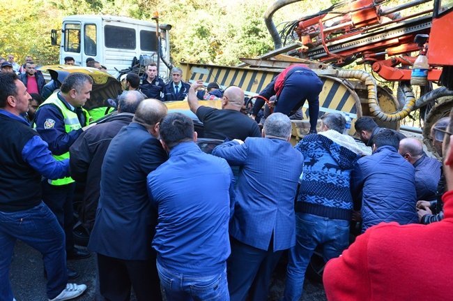 ZONGULDAK’TA BİR OTOMOBİL KONTROLDEN ÇIKARAK KARŞI YÖNDEN GELEN İŞ MAKİNESİ YÜKLÜ TIR’IN ALTINA GİRDİ. OTOMOBİLDE SIKIŞAN GENÇ, AFAD VE İTFAİYE EKİPLERİ TARAFINDAN VATANDAŞLARIN YARDIMI İLE ARAÇTAN ÇIKARTILDI. (ONUR ALTINDAĞ - SERTAÇ ÖZDEMİR/ZONGULDAK-İHA)