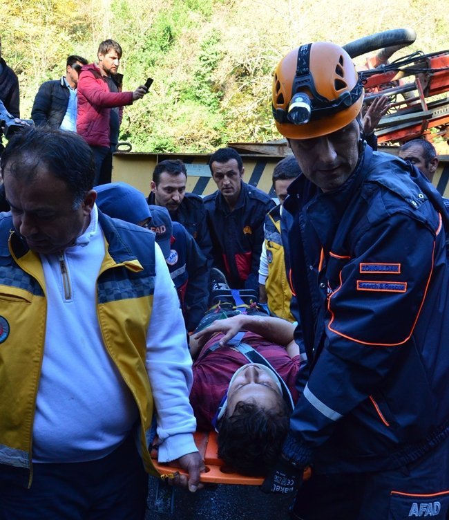 ZONGULDAK’TA BİR OTOMOBİL KONTROLDEN ÇIKARAK KARŞI YÖNDEN GELEN İŞ MAKİNESİ YÜKLÜ TIR’IN ALTINA GİRDİ. OTOMOBİLDE SIKIŞAN GENÇ, AFAD VE İTFAİYE EKİPLERİ TARAFINDAN VATANDAŞLARIN YARDIMI İLE ARAÇTAN ÇIKARTILDI. (ONUR ALTINDAĞ - SERTAÇ ÖZDEMİR/ZONGULDAK-İHA)