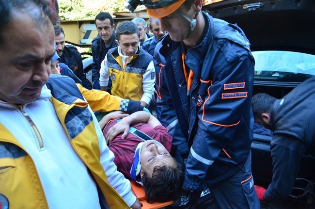 ZONGULDAK’TA BİR OTOMOBİL KONTROLDEN ÇIKARAK KARŞI YÖNDEN GELEN İŞ MAKİNESİ YÜKLÜ TIR’IN ALTINA GİRDİ. OTOMOBİLDE SIKIŞAN GENÇ, AFAD VE İTFAİYE EKİPLERİ TARAFINDAN VATANDAŞLARIN YARDIMI İLE ARAÇTAN ÇIKARTILDI. (ONUR ALTINDAĞ - SERTAÇ ÖZDEMİR/ZONGULDAK-İHA)