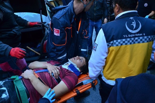 ZONGULDAK’TA BİR OTOMOBİL KONTROLDEN ÇIKARAK KARŞI YÖNDEN GELEN İŞ MAKİNESİ YÜKLÜ TIR’IN ALTINA GİRDİ. OTOMOBİLDE SIKIŞAN GENÇ, AFAD VE İTFAİYE EKİPLERİ TARAFINDAN VATANDAŞLARIN YARDIMI İLE ARAÇTAN ÇIKARTILDI. (ONUR ALTINDAĞ - SERTAÇ ÖZDEMİR/ZONGULDAK-İHA)