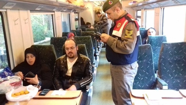 KARABÜK İL JANDARMA KOMUTANLIĞI EKİPLERİNCE, KARABÜK-ZONGULDAK HATTINDA ÇALIŞAN YOLCU TRENİ SEFERLERİNDE, EMNİYET VE ASAYİŞ UYGULAMASI YAPILDI. (YASİN ERDEM/KARABÜK-İHA)