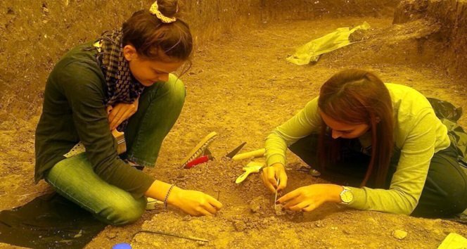 KASTAMONU'NUN DADAY İLÇESİ ELMAYAZI KÖYÜNDEKİ 3 BİN 500 YILLIK KURGANDA YAPILAN KAZILARDA 24 MEZAR BULUNDU. (MUSTAFA KURT/BARTIN-İHA)