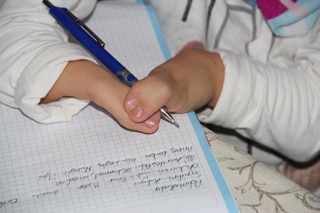 DOĞUŞTAN ENGELLİ 11 YAŞINDAKİ KADER, KALEM TUTMAK İSTİYOR. (ERTUĞRUL YÜKSEL/ZONGULDAK-İHA)