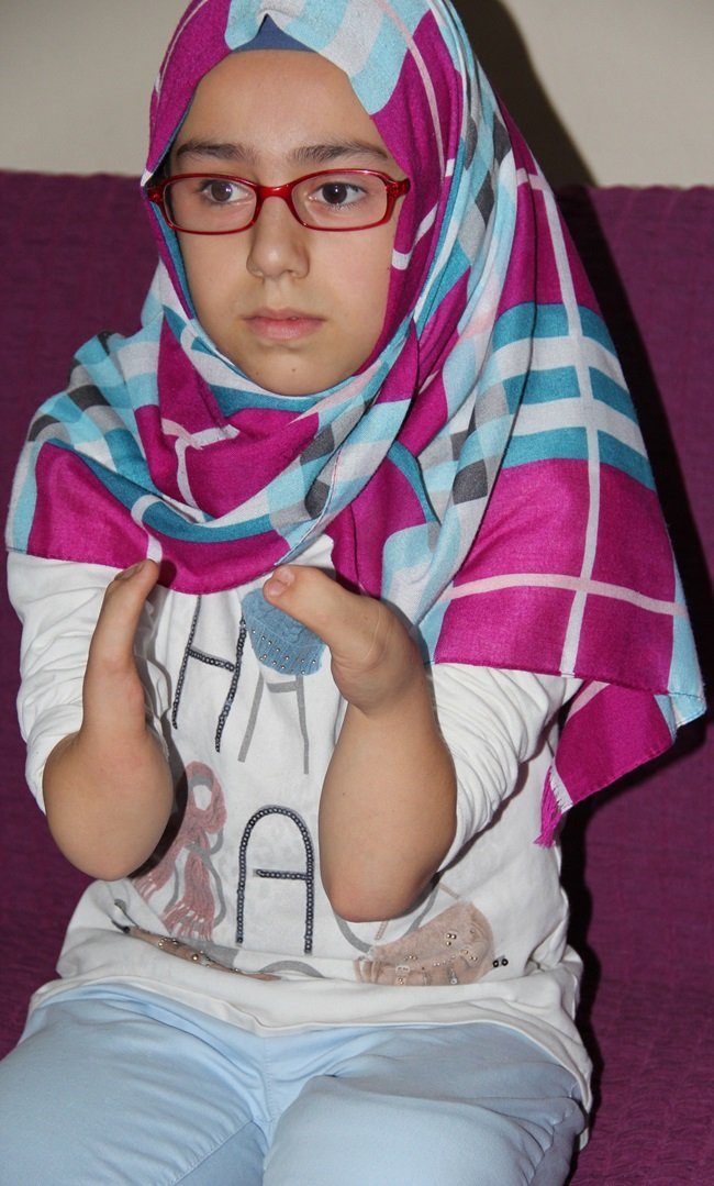 DOĞUŞTAN ENGELLİ 11 YAŞINDAKİ KADER, KALEM TUTMAK İSTİYOR. (ERTUĞRUL YÜKSEL/ZONGULDAK-İHA)