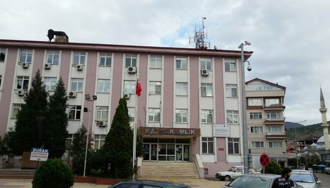 DEVREK İLÇESİNDE 5 KATLI KAYMAKAMLIK BİNASININ ÇATISINI SÖKÜP YENİDEN KİREMİT DÖŞEYEN USTALARIN HİÇBİR EMNİYET ÖNLEMİ ALMADAN ÇALIŞMALARI VATANDAŞLAR TARAFINDAN TEPKİ TOPLUYOR. (FİKRİ ERDEM/ZONGULDAK-İHA)