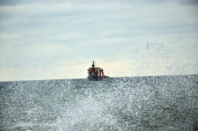 ZONGULDAK'TA 7 METRELİK İSTİNAT DUVARINI AŞAN DEV DALGALAR LİMANA GİRDİ. BALIKÇI TEKNELERİ LİMANA SIĞINIRKEN, YÜK GEMİLERİ İSE AÇIKTA DEMİRLEDİ. (ONUR ALTINDAĞ - SERTAÇ ÖZDEMİR/ZONGULDAK-İHA)
