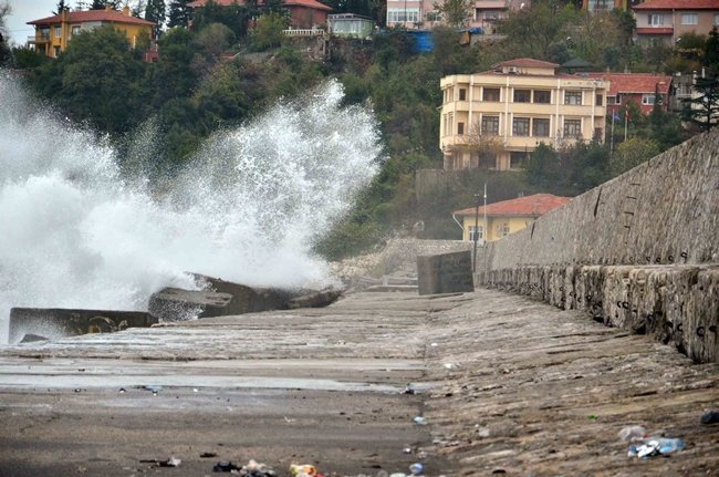 ZONGULDAK'TA 7 METRELİK İSTİNAT DUVARINI AŞAN DEV DALGALAR LİMANA GİRDİ. BALIKÇI TEKNELERİ LİMANA SIĞINIRKEN, YÜK GEMİLERİ İSE AÇIKTA DEMİRLEDİ. (ONUR ALTINDAĞ - SERTAÇ ÖZDEMİR/ZONGULDAK-İHA)