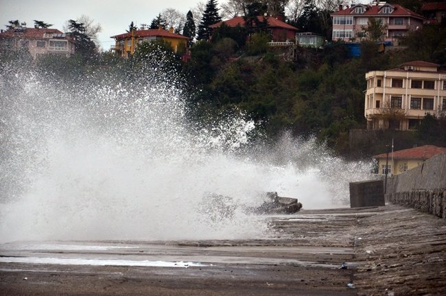 ZONGULDAK'TA 7 METRELİK İSTİNAT DUVARINI AŞAN DEV DALGALAR LİMANA GİRDİ. BALIKÇI TEKNELERİ LİMANA SIĞINIRKEN, YÜK GEMİLERİ İSE AÇIKTA DEMİRLEDİ. (ONUR ALTINDAĞ - SERTAÇ ÖZDEMİR/ZONGULDAK-İHA)