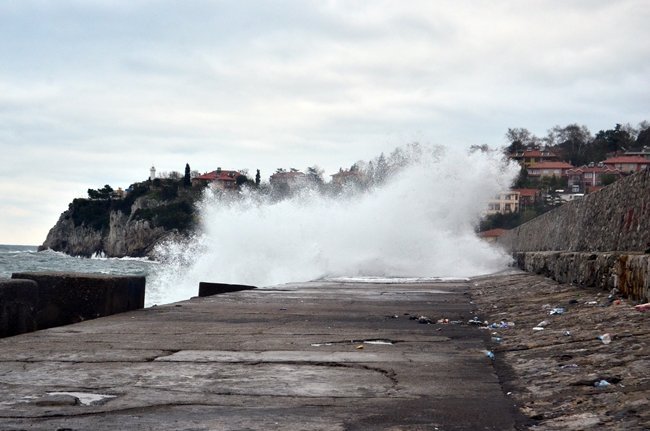 ZONGULDAK'TA 7 METRELİK İSTİNAT DUVARINI AŞAN DEV DALGALAR LİMANA GİRDİ. BALIKÇI TEKNELERİ LİMANA SIĞINIRKEN, YÜK GEMİLERİ İSE AÇIKTA DEMİRLEDİ. (ONUR ALTINDAĞ - SERTAÇ ÖZDEMİR/ZONGULDAK-İHA)