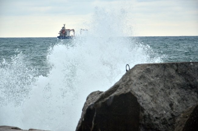 ZONGULDAK'TA 7 METRELİK İSTİNAT DUVARINI AŞAN DEV DALGALAR LİMANA GİRDİ. BALIKÇI TEKNELERİ LİMANA SIĞINIRKEN, YÜK GEMİLERİ İSE AÇIKTA DEMİRLEDİ. (ONUR ALTINDAĞ - SERTAÇ ÖZDEMİR/ZONGULDAK-İHA)