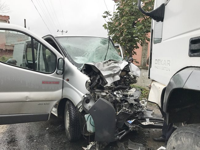 ALAPLI İLÇESİNE BAĞLI BÜYÜK TEKKE KÖYÜNDE MEYDANA GELEN TRAFİK KAZASINDA AYNI AİLEDEN 2 KİŞİ AĞIR YARALANDI. (ERTUĞRUL YÜKSEL/ZONGULDAK-İHA)
