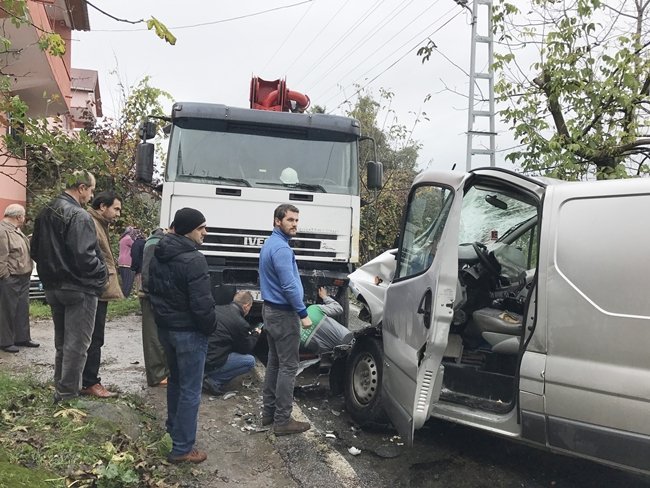 ALAPLI İLÇESİNE BAĞLI BÜYÜK TEKKE KÖYÜNDE MEYDANA GELEN TRAFİK KAZASINDA AYNI AİLEDEN 2 KİŞİ AĞIR YARALANDI. (ERTUĞRUL YÜKSEL/ZONGULDAK-İHA)