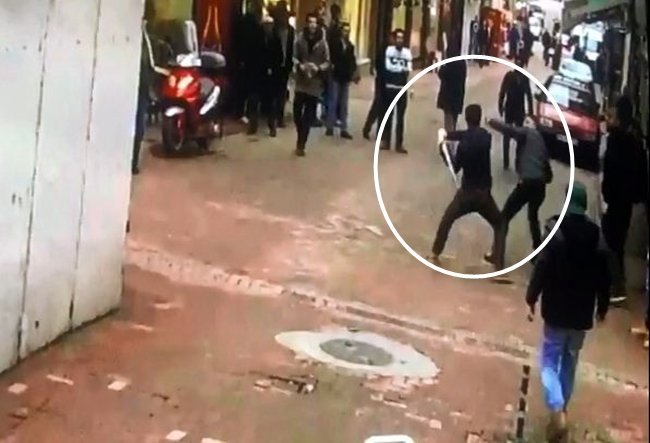 BARTIN’IN AMASRA İLÇESİNDE BİR KİŞİNİN AĞIR ŞEKİLDE YARALANDIĞI KAVGA KAMERALARA YANSIDI. (MUSTAFA KURT/BARTIN-İHA)