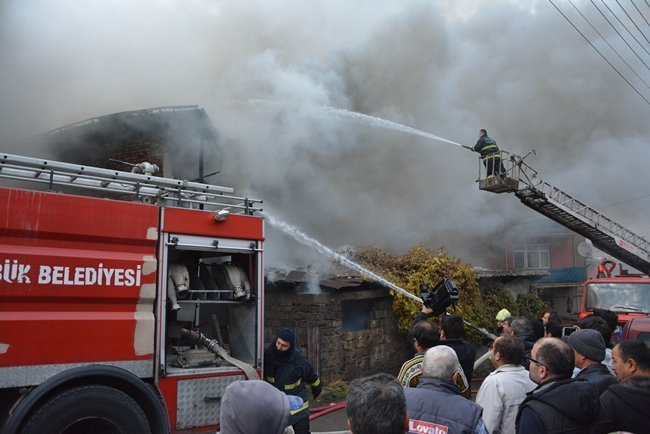 KARABÜK’TE MEYDANA GELEN YANGINDA 2 KATLI EV ALEVLERE TESLİM OLDU. İHBAR ÜZERİNE OLAY YERİNE SEVK EDİLEN İTFAİYE EKİPLERİ ALEVLERE MÜDAHALE ETTİ. (YASİN ERDEM/KARABÜK-İHA)