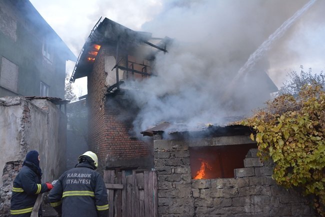 KARABÜK’TE MEYDANA GELEN YANGINDA 2 KATLI EV ALEVLERE TESLİM OLDU. İHBAR ÜZERİNE OLAY YERİNE SEVK EDİLEN İTFAİYE EKİPLERİ ALEVLERE MÜDAHALE ETTİ. BİR KİŞİNİN, İTFAİYE ERİNİN ELİNDEN ALMAYA ÇALIŞTIĞI HORTUMDAN ÇIKAN SU, ÇALIŞMALARI İZLEYEN KALABALIK VE POLİSİN ÜZERİNE GELDİ. (YASİN ERDEM/KARABÜK-İHA)