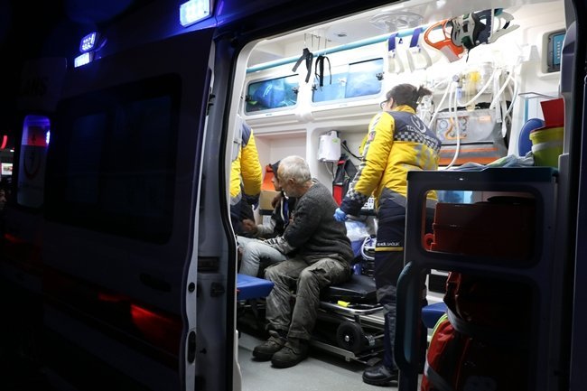 BİRİ AĞIR TOPLAM 4 KİŞİ HASTANEYE KALDIRILARAK TEDAVİ ALTINA ALINDI. (VEDAT KILIÇ/ZONGULDAK-İHA)