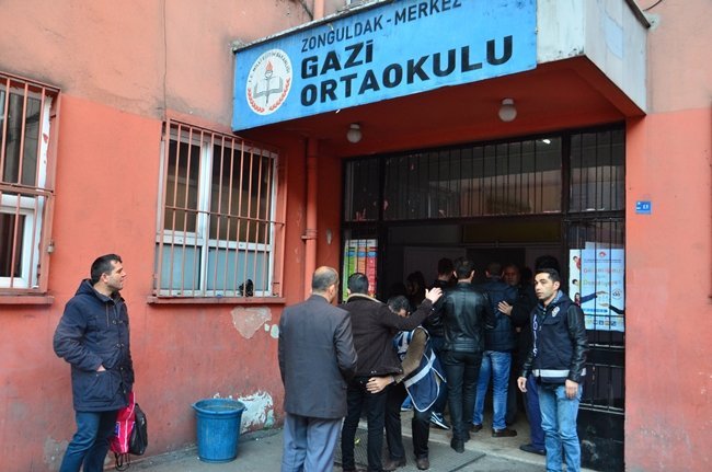 ZONGULDAK’TA, KAMU PERSONELİ SEÇME SINAVI (KPSS) ORTAÖĞRETİM OTURUMUNA GİRECEK ADAYLAR, DİDİK DİDİK ARANDIKTAN SONRA SINIFLARA ALINDI. (SERTAÇ ÖZDEMİR/ZONGULDAK-İHA)