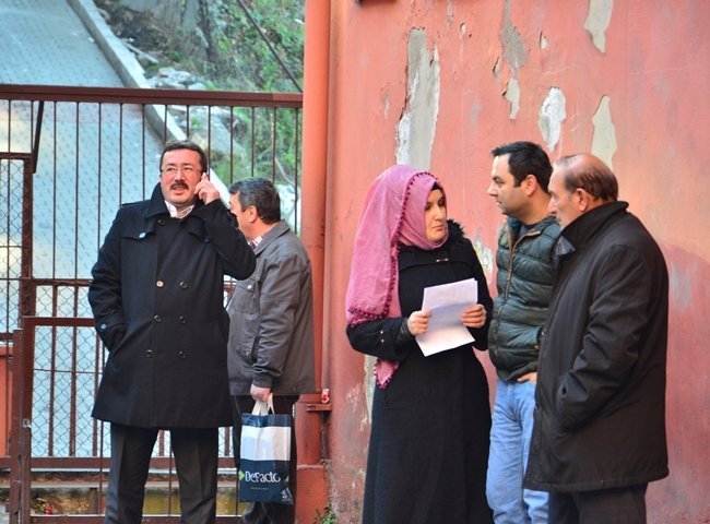 SINAVA GİREN ADAYLARIN YAKINLARI OKUL ÇEVRELERİNDE YAKINLARINI BEKLEDİ. (SERTAÇ ÖZDEMİR/ZONGULDAK-İHA)