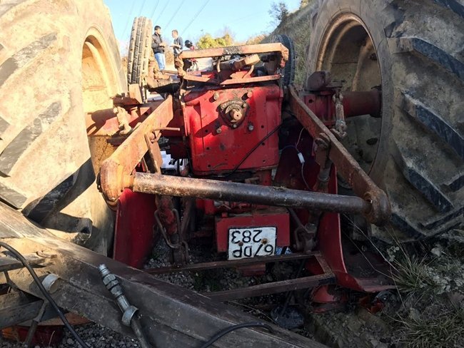 BARTIN’DA 12 YAŞINDAKİ BİR ÇOCUĞUN KULLANDIĞI TRAKTÖR DEVRİLDİ. KAZA SONUCU ÇOCUK YARALANDI. (MUSTAFA KURT/BARTIN-İHA)