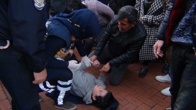 ZONGULDAK’IN EREĞLİ İLÇESİNDE YOLUN KARŞISINA GEÇMEYE ÇALIŞAN ÖĞRENCİYE OTOMOBİL ÇARPTI. YARALI ÖĞRENCİ AMBULANSLA KDZ. EREĞLİ DEVLET HASTANESİ’NE KALDIRILDI. (VEDAT KILIÇ/ZONGULDAK-İHA)