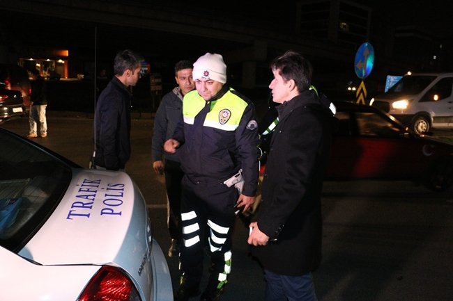 KDZ. EREĞLİ İLÇESİNDE MEYDANA GELEN TRAFİK KAZASINDAN YARA ALMADAN KURTULAN SÜRÜCÜLERDEN ENGİN KARTAL (SAĞDA SİYAH MONTLU) İFADESİNİN ALINMASI İÇİN KARAKOLA GÖTÜRÜLDÜ. (VEDAT KILIÇ/ZONGULDAK-İHA)