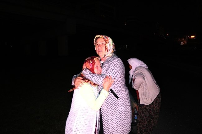 KDZ. EREĞLİ İLÇESİNDE BİNDİKLERİ ARACIN KAZA YAPMASI SONUCU HAFİF ŞEKİLDE YARALANA YAŞLI KADINLAR GÖZYAŞLARINA BOĞULURKEN, KENDİLERİNİ KAZA YERİNE GELEN YAKINLARI SAKİNLEŞTİRMEYE ÇALIŞTI. (VEDAT KILIÇ/ZONGULDAK-İHA)