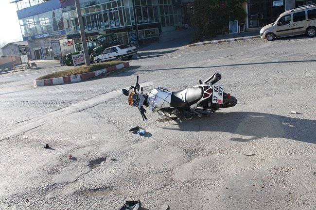 TOSYA’DA MOTOSİKLET KAZASINDA 1 KİŞİ YARALANDI (SEDAT AĞACIKOĞLU/KASTAMONU-İHA)