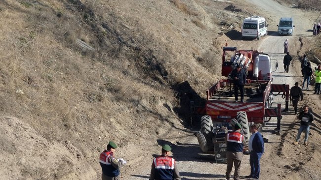 KASTAMONU'NUN TOSYA İLÇESİNE BAĞLI SAPACA KÖYÜNDE TRAKTÖRÜN DEVRİLMESİ SONUCU MEYDANA GELEN TRAFİK KAZASINDA 1 KİŞİ HAYATINI KAYBETTİ. (SEDAT AĞACIKOĞLU/KASTAMONU-İHA)