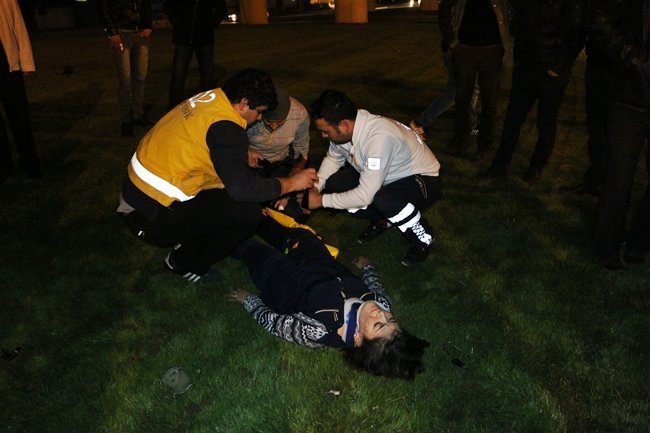EREĞLİ'DE YARIŞ MOTORUNUN ORTA REFÜJE ÇARPMASI SONUCU MOTOSİKLETTE YOLCU OLARAK BULUNAN ESRA ÇİV, YARALANDI. (VEDAT KILIÇ/ZONGULDAK-İHA)