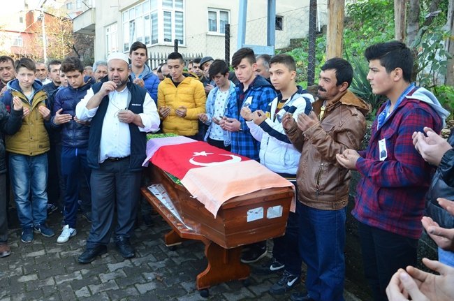 ZONGULDAK’TA ÜÇ YIL ÖNCE 8 İŞÇİNİN YAŞAMINI YİTİRDİĞİ MADEN FACİASINDAN SAĞ KURTULAN; 3 YIL SONRA BAŞKA BİR MADEN OCAĞINDAKİ GÖÇÜKTE HAYATINI KAYBEDEN 2 ÇOCUK BABASI MUSTAFA SARI, TOPRAĞA VERİLDİ. (SERTAÇ ÖZDEMİR/ZONGULDAK-İHA)