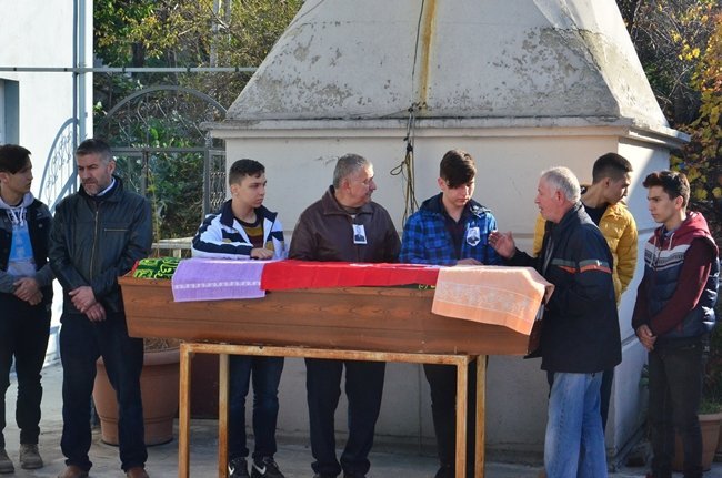 ZONGULDAK’TA ÜÇ YIL ÖNCE 8 İŞÇİNİN YAŞAMINI YİTİRDİĞİ MADEN FACİASINDAN SAĞ KURTULAN; 3 YIL SONRA BAŞKA BİR MADEN OCAĞINDAKİ GÖÇÜKTE HAYATINI KAYBEDEN 2 ÇOCUK BABASI MUSTAFA SARI, TOPRAĞA VERİLDİ. (SERTAÇ ÖZDEMİR/ZONGULDAK-İHA)