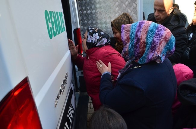 MADENCİNİN EŞİ AYTEN SARI, "HAYAT ARKADAŞIM, BENİ BIRAKIP NEREYE GİDİYORSUN. ÇOCUKLARIMIZ BANA EMANET" DİYE FERYAT ETTİ. (SERTAÇ ÖZDEMİR/ZONGULDAK-İHA)