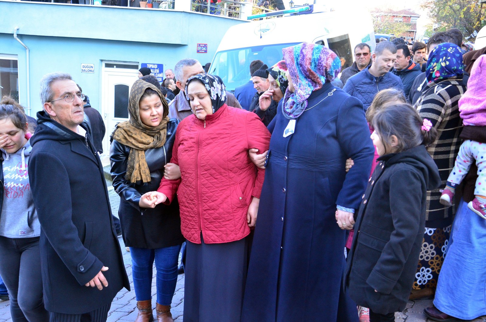 MADENCİNİN EŞİ AYTEN SARI, "HAYAT ARKADAŞIM, BENİ BIRAKIP NEREYE GİDİYORSUN. ÇOCUKLARIMIZ BANA EMANET" DİYE FERYAT ETTİ. (SERTAÇ ÖZDEMİR/ZONGULDAK-İHA)