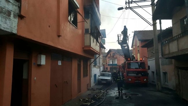 KARABÜK’TE SOBADAN ÇIKTIĞI TAHMİN EDİLEN YANGINDA ANNE VE 2 ÇOCUĞU ALEVLER ARASINDA KALMAKTAN SON ANDA KURTULDU. (YASİN ERDEM/KARABÜK-İHA)