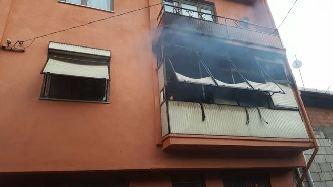 KARABÜK’TE SOBADAN ÇIKTIĞI TAHMİN EDİLEN YANGINDA ANNE VE 2 ÇOCUĞU ALEVLER ARASINDA KALMAKTAN SON ANDA KURTULDU. (YASİN ERDEM/KARABÜK-İHA)