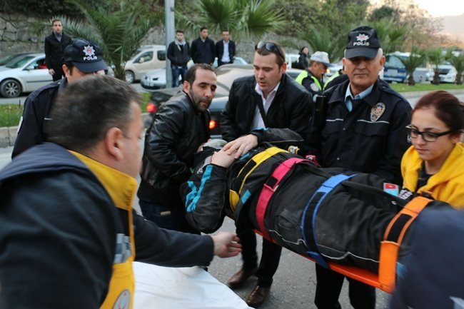 KDZ. EREĞLİ'DE MOTOSİKLETİ İLE KAZA YAPAN MOTOSİKLET SÜRÜCÜSÜ AMBULANSLA HASTANEYE KALDIRILDI. (VEDAT KILIÇ/ZONGULDAK-İHA)