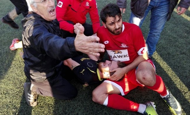 ZONGULDAK'TA AMATÖR SÜPER LİG'DE MÜCADELE VEREN KİLİMLİ BELEDİYESPOR, KENDİ SAHASINDA DEVREK BELEDİYESPOR'U AĞIRLADI. DEVREK BELEDİYESPOR'UN 2-1 ÜSTÜNLÜĞÜYLE SONA EREN MAÇIN BİTİŞ DÜDÜĞÜYLE YUMRUKLAR HAVADA UÇUŞTU. MAÇTA BİR FUTBOLCUNUN İSE KOLU KIRILDI. (VEDAT KILIÇ/ZONGULDAK-İHA)