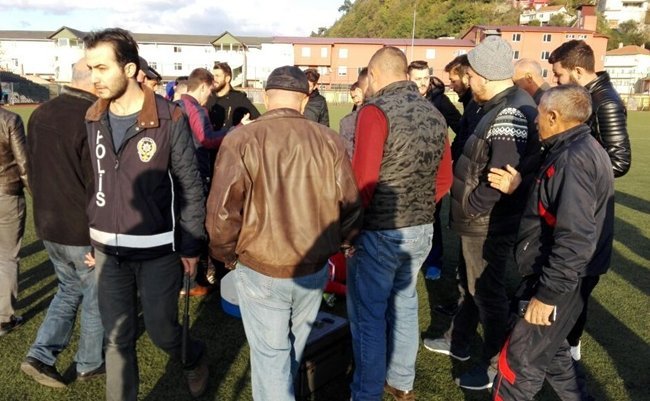 ZONGULDAK'TA AMATÖR SÜPER LİG'DE MÜCADELE VEREN KİLİMLİ BELEDİYESPOR, KENDİ SAHASINDA DEVREK BELEDİYESPOR'U AĞIRLADI. DEVREK BELEDİYESPOR'UN 2-1 ÜSTÜNLÜĞÜYLE SONA EREN MAÇIN BİTİŞ DÜDÜĞÜYLE YUMRUKLAR HAVADA UÇUŞTU. MAÇTA BİR FUTBOLCUNUN İSE KOLU KIRILDI. (VEDAT KILIÇ/ZONGULDAK-İHA)