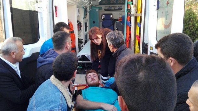 YARALANAN FUTBOLCU ATATÜRK DEVLET HASTANESİ'NE KALDIRILDI. (VEDAT KILIÇ/ZONGULDAK-İHA)