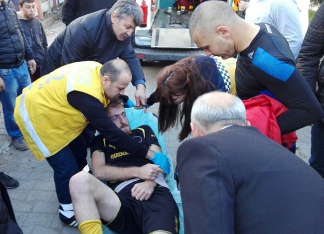 YARALANAN FUTBOLCU ATATÜRK DEVLET HASTANESİ'NE KALDIRILDI. (VEDAT KILIÇ/ZONGULDAK-İHA)