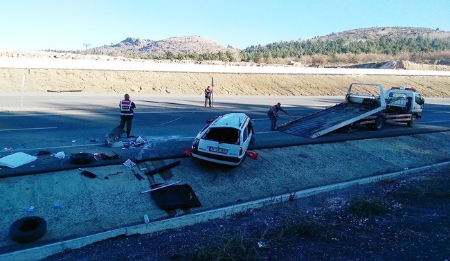 İSTANBUL’DAN KASTAMONU’YA BİR YAKINLARININ CENAZESİNE KATILMAK ÜZERE GELEN AİLENİN BULUNDUĞU OTOMOBİL TAKLA ATTI. (VEDAT YUNUS İKİZOĞLU/KASTAMONU-İHA)