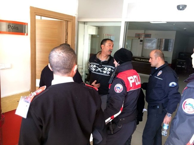 ZONGULDAK’TA TEDAVİ İÇİN GETİRİLDİĞİ HASTANENİN BAHÇESİNDEN FİRAR ETTİĞİ İDDİA EDİLEN MAHKUM KISKIVRAK YAKALANDI. ADLİYEYE SEVK EDİLEN MAHKUM GAZETECİLERE, “CEZAEVİ ÇOK KALABALIK. ORAYA GİTMEMEK İÇİN... ZATEN TESLİM OLACAKTIM” DEDİ. (ONUR ALTINDAĞ - SERTAÇ ÖZDEMİR/ZONGULDAK-İHA)