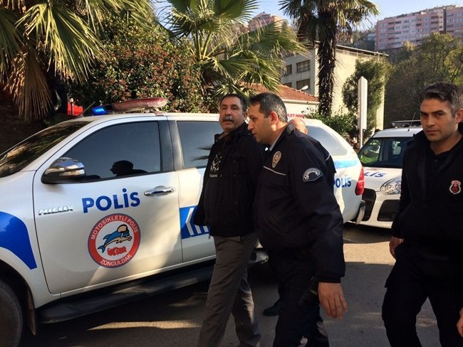 ZONGULDAK’TA TEDAVİ İÇİN GETİRİLDİĞİ HASTANENİN BAHÇESİNDEN FİRAR ETTİĞİ İDDİA EDİLEN MAHKUM KISKIVRAK YAKALANDI. ADLİYEYE SEVK EDİLEN MAHKUM GAZETECİLERE, “CEZAEVİ ÇOK KALABALIK. ORAYA GİTMEMEK İÇİN... ZATEN TESLİM OLACAKTIM” DEDİ. (ONUR ALTINDAĞ - SERTAÇ ÖZDEMİR/ZONGULDAK-İHA)