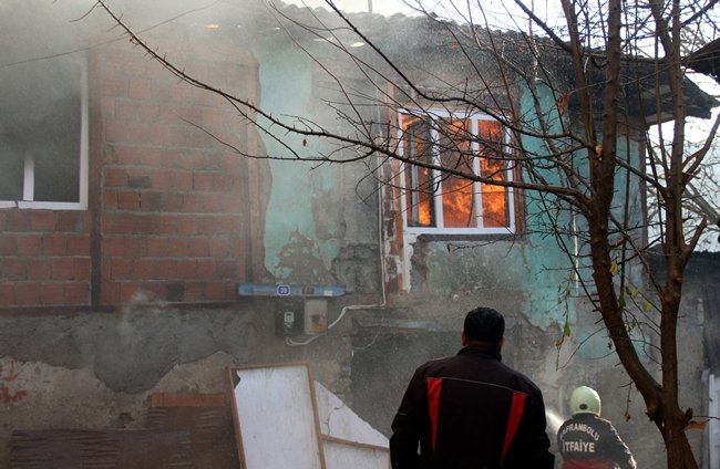 SAFRANBOLU İLÇESİNE BAĞLI BOSTANBÜKÜ KÖYÜNDE MEYDANA GELEN YANGINDA TEK KATLI KERPİÇ BİR EV YANARAK YIKILDI. (YASİN ERDEM/KARABÜK-İHA)