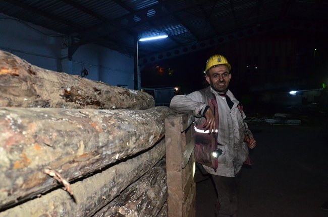 ZONGULDAK’TA 11 YIL ÖNCE BİYOLOJİ ÖĞRETMENLİĞİ BÖLÜMÜNDEN MEZUN OLAN VE ATANAMAYINCA MADENCİ OLAN YAKUP MUZAFFER, “GEL ÖĞRETMEN OL DESELER, MADENCİLİĞİ SEÇERİM" DEDİ. (ONUR ALTINDAĞ - SERTAÇ ÖZDEMİR/ZONGULDAK-İHA)