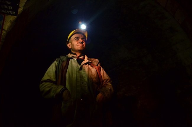 ZONGULDAK’TA 11 YIL ÖNCE BİYOLOJİ ÖĞRETMENLİĞİ BÖLÜMÜNDEN MEZUN OLAN VE ATANAMAYINCA MADENCİ OLAN YAKUP MUZAFFER, “GEL ÖĞRETMEN OL DESELER, MADENCİLİĞİ SEÇERİM" DEDİ. (ONUR ALTINDAĞ - SERTAÇ ÖZDEMİR/ZONGULDAK-İHA)