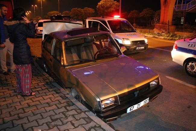 ZONGULDAK'IN EREĞLİ İLÇESİNDE LASTİĞİ PATLAYAN OTOMOBİLE HALK OTOBÜSÜNÜN ÇARPMASI SONUCU, LASTİĞİ DEĞİŞTİREN SÜRÜCÜ YARALANDI. (VEDAT KILIÇ/ZONGULDAK-İHA)