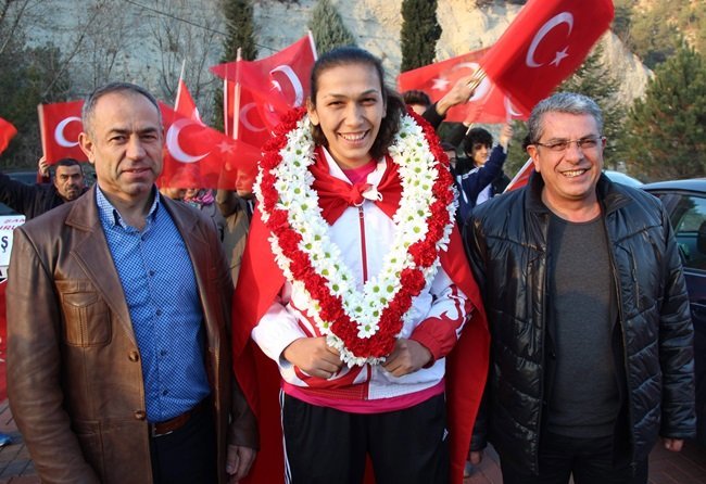 BULGARİSTAN’IN BAŞKENTİ  SOFYA’DA DÜZENLENEN  AVRUPA BÜYÜK BAYANLAR BOKS ŞAMPİYONASI’NDA ALTIN MADALYA KAZANAN ELİF GÜNERİ, MEMLEKETİ KARABÜK’TE TÜRK BAYRAKLARI VE SLOGANLAR EŞLİĞİNDE COŞKUYLA KARŞILANDI. (YASİN ERDEM/KARABÜK-İHA)