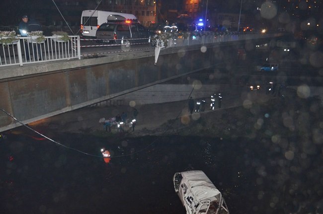 30 METREDEN ASMA DERESİ'NE UÇAN MİNİBÜS İSE HURDAYA DÖNDÜ. OLAY YERİNE İSE AFAD, İTFAİYE VE SAĞLIK EKİPLERİ İLE POLİS EKİPLERİ SEVK EDİLDİ. (SERTAÇ ÖZDEMİR/ZONGULDAK-İHA)